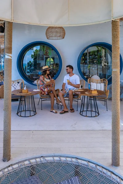 태국 파타야의 해변 카페, 파타야의 한 카페에서 술을 마시고 있는 부부 — 스톡 사진