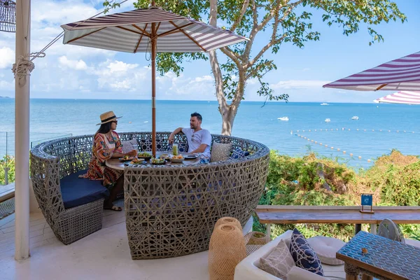 Casal almoçando em um restaurante com vista para o oceano de Pattaya Tailândia, homem e mulher jantando no restaurante junto ao oceano em Pattaya — Fotografia de Stock