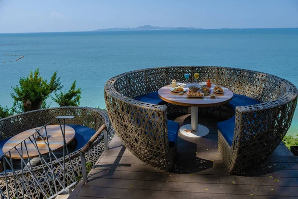 Praia café em Pattaya Tailândia, casal homem e mulher tomando uma bebida na praia em um café em Pattaya Tailândia — Fotografia de Stock