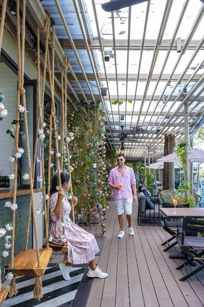 Strand cafe in Pattaya Thailand, paar man en vrouw die een drankje drinken aan het strand in een cafe in Pattaya Thailand — Stockfoto