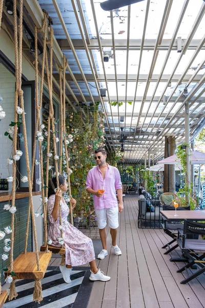 Beach cafe in Pattaya Thailand , couple man and woman having a drink at the beach in a cafe in Pattaya Thailand — Stock Photo, Image