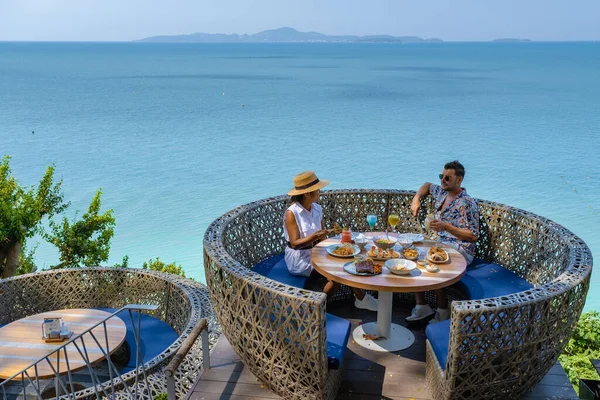 Casal almoçando em um restaurante com vista para o oceano de Pattaya Tailândia, homem e mulher jantando no restaurante junto ao oceano em Pattaya — Fotografia de Stock