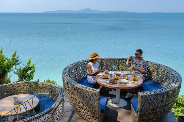 Pareja almorzando en un restaurante con vistas al océano de Pattaya Tailandia, hombre y mujer cenando en un restaurante junto al océano en Pattaya —  Fotos de Stock