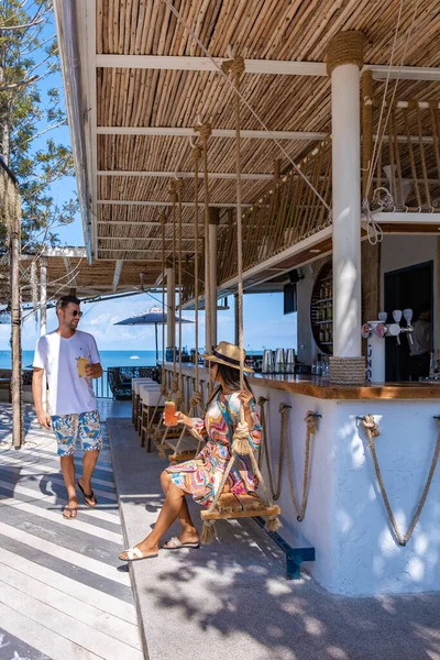Pattaya Tayland 'daki sahil kafe, Pattaya Tayland' da bir kafede içki içen çift.
