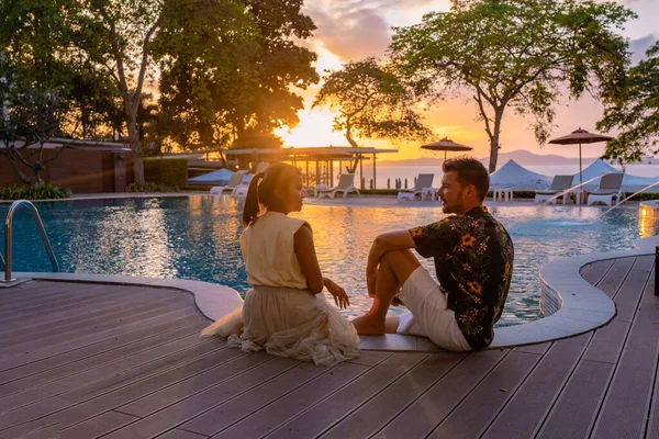 Puesta de sol en la acogedora playa de Pattaya Tailandia, pareja de hombres y mujeres viendo la puesta de sol junto a la piscina en Pattaya Tailandia —  Fotos de Stock