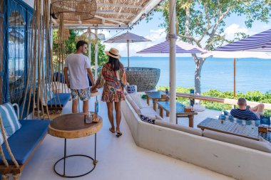 Pattaya Tayland 'daki sahil kafe, Pattaya Tayland' da bir kafede içki içen çift.