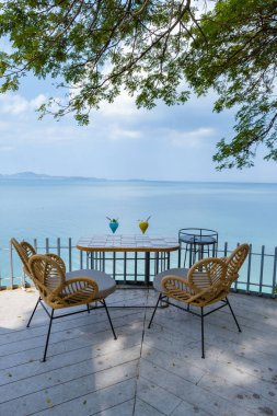 Pattaya Tayland 'daki sahil kafe, Pattaya Tayland' da bir kafede içki içen çift.