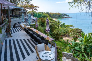 Pattaya Tayland 'daki sahil kafe, Pattaya Tayland' da bir kafede içki içen çift.