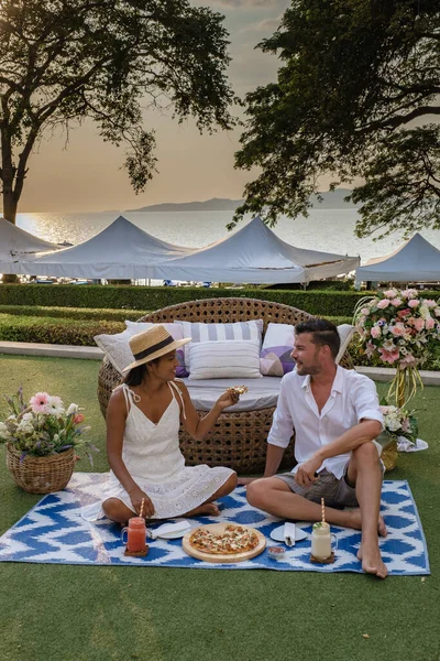 Pattaya Tayland 'da gün batımı, Pattaya Tayland' da havuz kenarında gün batımını izleyen çift, piknik sırasında pizza yiyen çift. — Stok fotoğraf