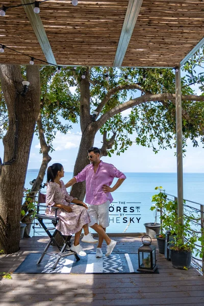 Pattaya Tayland 'daki sahil kafe, Pattaya Tayland' da bir kafede içki içen çift. — Stok fotoğraf