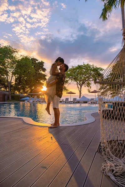 Pôr do sol em Cosy Beach Pattaya Tailândia, casal homem e mulher assistindo pôr do sol à beira da piscina em Pattaya Tailândia — Fotografia de Stock