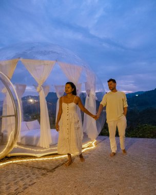 Chiang Mai Tayland dağlarında baloncuk çadırı, ormanlarda rahat yatak ve yastıklı şeffaf çan çadırı, göz alıcı otel, lüks seyahat, görkemli kamp. 