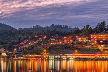 Lee Şarabı Rak Thai, Çin yerleşim yeri Mae Hong Son, Tayland 'da gün doğumunda Çin köyünde güzel manzara Ban Rak Thai' de çay çiftliği, Tayland 'da Mae Hong Son 