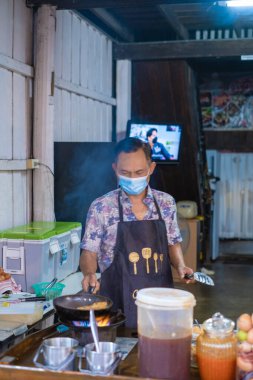 Pattaya Tayland, Naklua gece pazarı. Bir sürü sokak yemeği ve Naklua Gece Marketi satan insanların olduğu Tayland marketi.