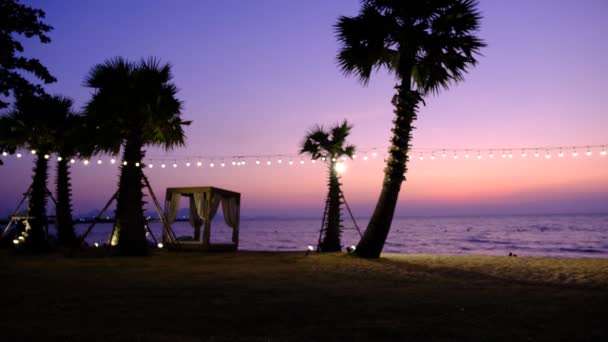 Praia Najomtien Pattaya Tailândia, pôr do sol em uma praia tropical com palmeiras Na Jomtien praia com árvores pal durante o pôr do sol em Pattaya Tailândia — Vídeo de Stock