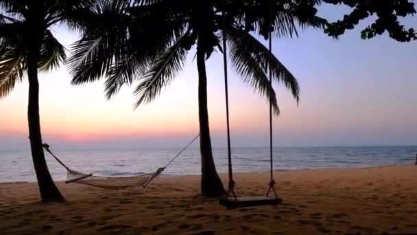 Praia Najomtien Pattaya Tailândia, pôr do sol em uma praia tropical com palmeiras Na Jomtien praia com árvores pal durante o pôr do sol em Pattaya Tailândia — Vídeo de Stock