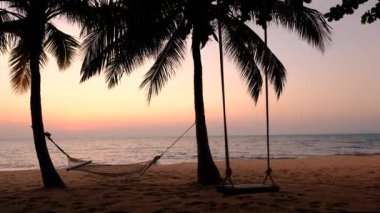 Najomtien plajı Pattaya Tayland, Pattaya Tayland 'da gün batımında palmiye ağaçlarıyla kaplı tropik bir plajda gün batımı.