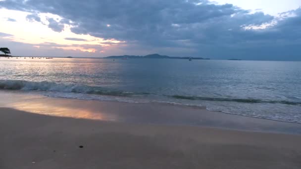 Najomtien Strand Pattaya Thailand, Sonnenuntergang an einem tropischen Strand mit Palmen Na Jomtien Strand mit Palmen während des Sonnenuntergangs in Pattaya Thailand — Stockvideo