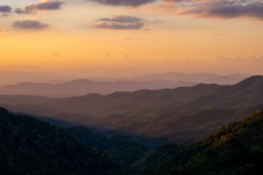 Chiang Mai Tayland dağlarında gün batımı