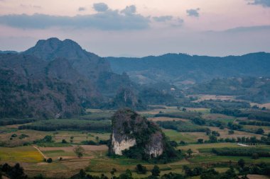 Phu Langka gün doğumunda Kuzey Tayland 'da dağlarda, Phayao bölgesindeki Phu Langka dağ parkının sabah manzarası
