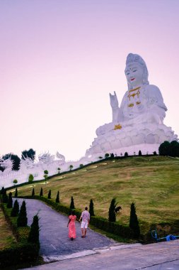 Gün batımında Wat Huay Pla Kung Chiang Rai Tayland. Wat Huay Pla Kung ya da Tayland 'ın kuzeyindeki Chiang Rai eyaletindeki Büyük Buda Tapınağı, gün batımında, tapınak