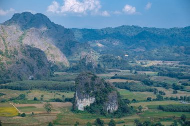 Phu Langka gün doğumunda Kuzey Tayland 'da dağlarda, Phayao bölgesindeki Phu Langka dağ parkının sabah manzarası