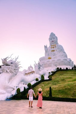 Gün batımında Wat Huay Pla Kung Chiang Rai Tayland. Wat Huay Pla Kung ya da Tayland 'ın kuzeyindeki Chiang Rai eyaletindeki Büyük Buda Tapınağı, gün batımında, tapınak