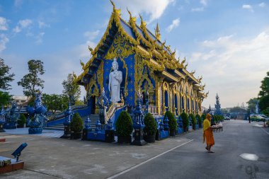 Mavi Tapınak Chiang Rai Tayland, Rong Sua 10 tapınağı, Chiang Rai Mavi Tapınağı veya Wat Rong Seua 10 Rong Suea 10 'da yer almaktadır.