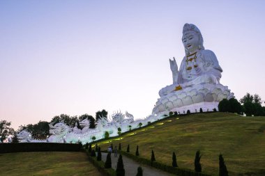 Gün batımında Wat Huay Pla Kung Chiang Rai Tayland. Wat Huay Pla Kung ya da Tayland 'ın kuzeyindeki Chiang Rai eyaletindeki Büyük Buda Tapınağı, gün batımında, tapınak