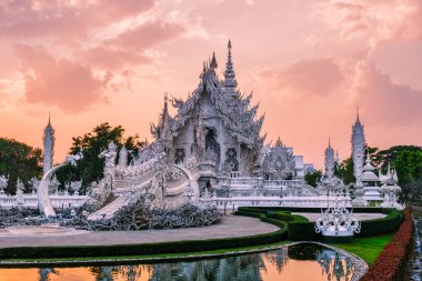 Gün batımında Beyaz Tapınak Chiang Rai, Wat Rong Khun ya da Beyaz Tapınak Akşam Manzarası, Chiang Rai, Tayland