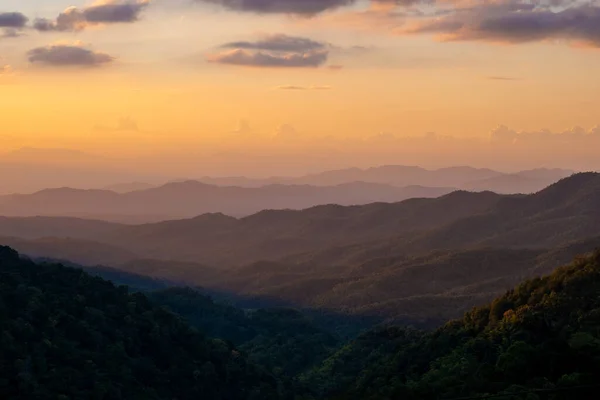 Coucher de soleil dans les montagnes de Chiang Mai Thaïlande — Photo