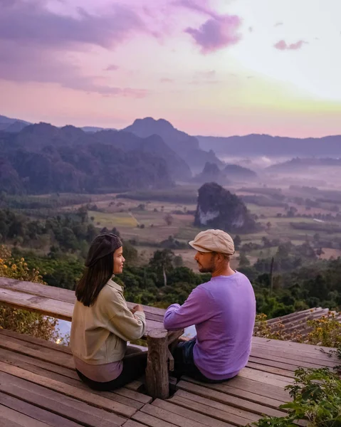 Phu Langka bei Sonnenaufgang Nordthailand in den Bergen, Blick auf die Morgenlandschaft des Phu Langka Bergwaldparks in der Provinz Phayao Thailand — Stockfoto