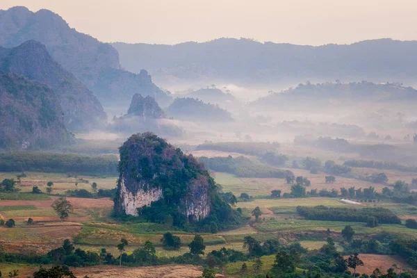 Phu Langka napkeltekor Észak-Thaiföld a hegyekben, Reggeli táj kilátás Phu Langka hegyi erdő park Phayao tartomány Thaiföld — Stock Fotó