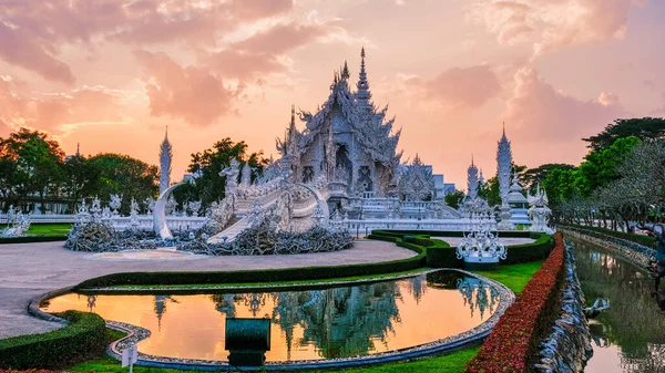 Λευκός ναός Chiang Rai κατά τη διάρκεια του ηλιοβασιλέματος, Βραδινή θέα του Wat Rong Khun ή Λευκό Ναό, Ορόσημο στην Τσιάνγκ Ράι, Ταϊλάνδη — Φωτογραφία Αρχείου