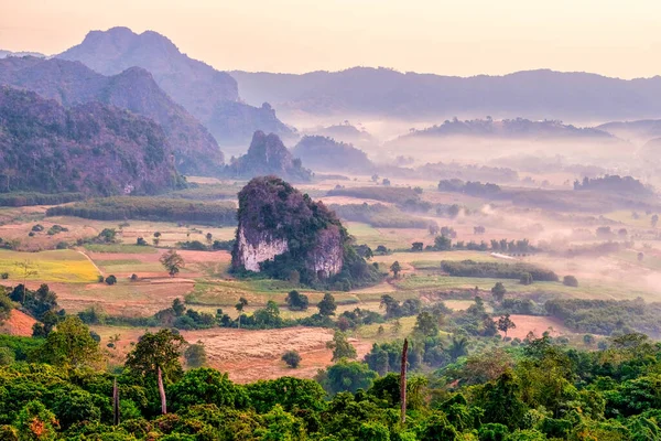 Phu Langka napkeltekor Észak-Thaiföld a hegyekben, Reggeli táj kilátás Phu Langka hegyi erdő park Phayao tartomány Thaiföld — Stock Fotó