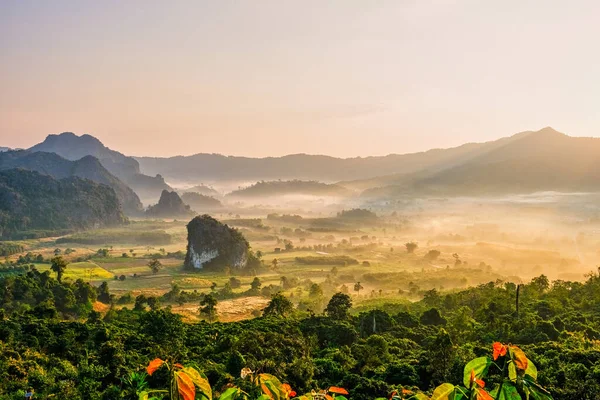Phu Langka napkeltekor Észak-Thaiföld a hegyekben, Reggeli táj kilátás Phu Langka hegyi erdő park Phayao tartomány Thaiföld — Stock Fotó