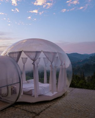 Chiang Mai Tayland dağlarında baloncuk çadırı, ormanlarda rahat yatak ve yastıklı şeffaf çan çadırı, göz alıcı otel, lüks seyahat, görkemli kamp. 