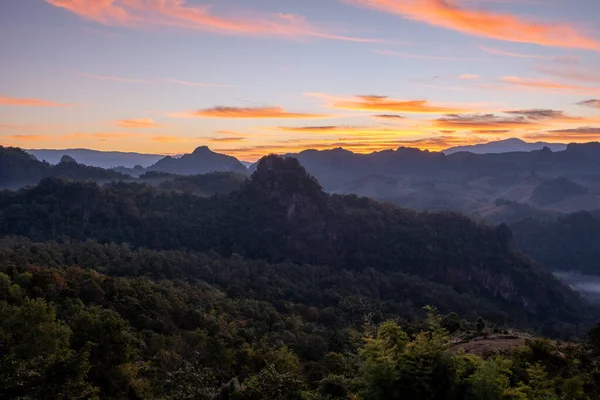 Mae Hong Son Tailandia, Ban Jabo Noodle house, Ban Jabo, Mae Hong Son, Thailandia. vista sulle montagne, nebbia mattutina Punto di vista Pha Mok Baan Jabo, nella provincia di Mae Hong Son Thailandia, Baan Jabo — Foto Stock