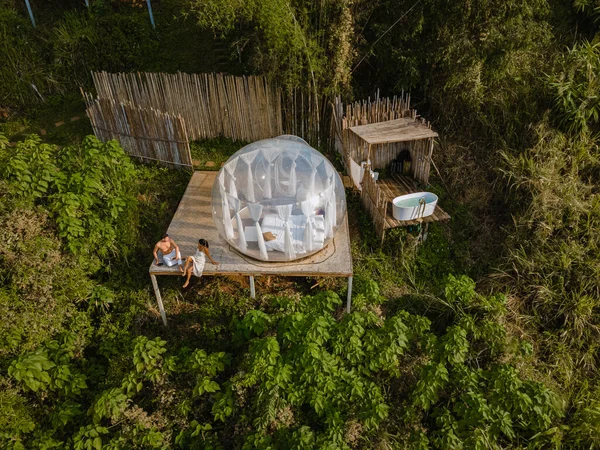 泰国清迈山区的泡泡穹顶帐篷，森林里有舒适的床和枕头的透明的铃铛帐篷，华丽的酒店，豪华的旅行，迷人的露营 — 图库照片
