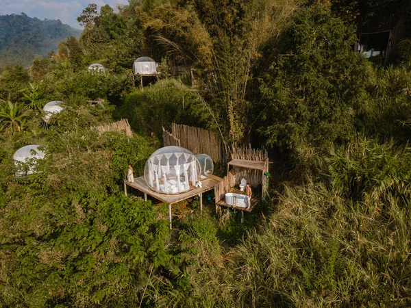 Bubble Dome Zelt Glamping in den Bergen von Chiang Mai Thailand, Transparentes Glockenzelt mit bequemen Bett und Kissen im Wald, Glamping Hotel, Luxusreisen, glamouröses Campen — Stockfoto