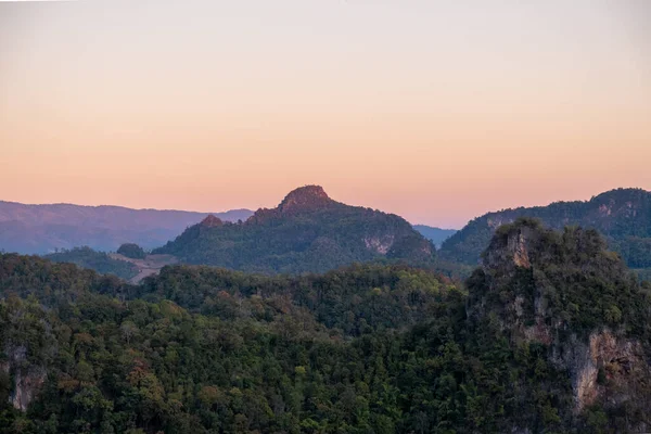 Mae Hong Son Thaiföld, Ban Jabo Noodle ház, Ban Jabo, Mae Hong Son, Thaiföld. kilátás a hegyre, reggeli köd Viewpoint Pha Mok Baan Jabo, Mae Hong Son tartományban Thaiföld, Baan Jabo — Stock Fotó