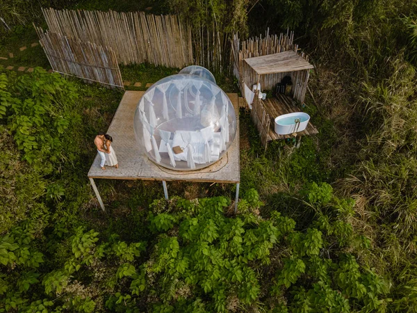 Tente dôme bulle glamping dans les montagnes de Chiang Mai Thaïlande, tente cloche transparente avec lit confortable et oreiller en forêt, hôtel glamping, voyage de luxe, camping glamour — Photo