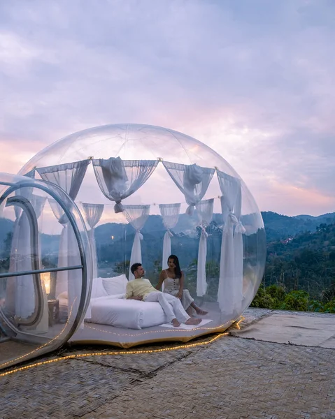 泰国清迈山区的泡泡穹顶帐篷，森林里有舒适的床和枕头的透明的铃铛帐篷，华丽的酒店，豪华的旅行，迷人的露营 — 图库照片