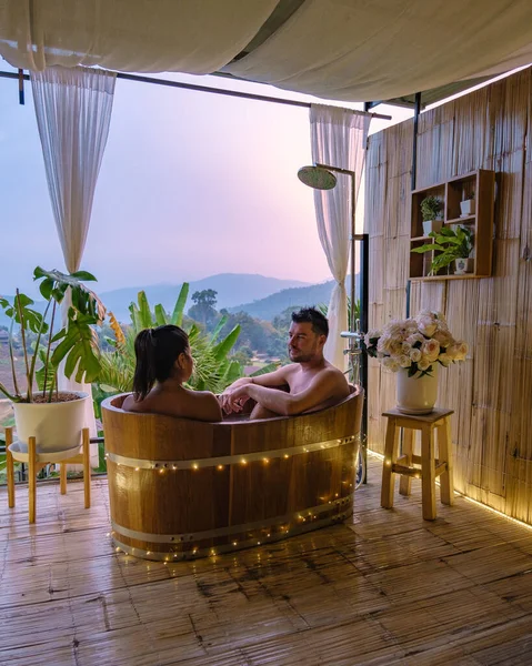 Badkuip tijdens zonsondergang in de bergen van Chiang Mai Thailand, heerlijk ontspannen in openhaard hot tub in de wildernis — Stockfoto
