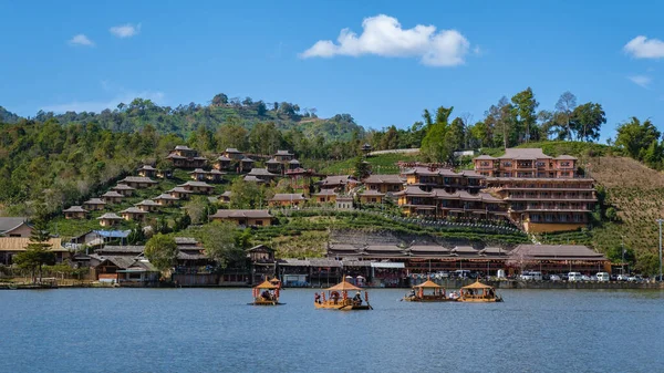 Napkelte Lee bor Rak Thai, kínai település, Mae Hong Son, Thaiföld, Gyönyörű táj napkelte alatt kínai falu között Tea ültetvény Ban Rak Thai, Mae Hong Son Thaiföldön — Stock Fotó