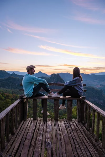 Mae Hong Son Tailândia, casa Ban Jabo Noodle, Ban Jabo, Mae Hong Son, Tailândia. vista montanha, névoa matinal Miradouro Pha Mok Baan Jabo, na província de Mae Hong Son Tailândia, Baan Jabo — Fotografia de Stock