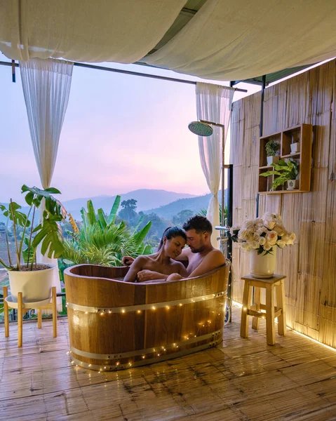 Badkuip tijdens zonsondergang in de bergen van Chiang Mai Thailand, heerlijk ontspannen in openhaard hot tub in de wildernis — Stockfoto