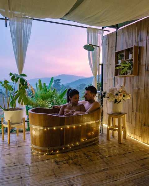 Baignoire pendant le coucher du soleil dans les montagnes de Chiang Mai Thaïlande, élaxage dans le feu de bois extérieur bain à remous dans la nature sauvage — Photo