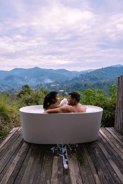 Badkuip tijdens zonsondergang in de bergen van Chiang Mai Thailand, heerlijk ontspannen in openhaard hot tub in de wildernis — Stockfoto