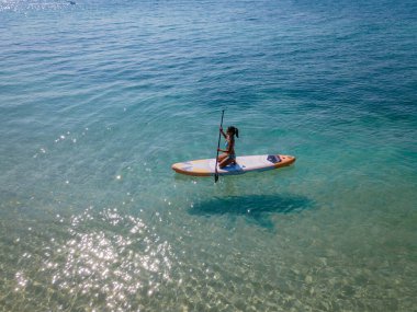Pattaya Tayland yakınlarındaki Koh Larn Adası, Koh Larn Tayland tropikal plajı, berrak su okyanusu olan beyaz plaj.